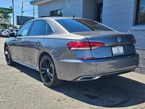 Platinum Gray Metallic 2022 Volkswagen Passat 2.0T Limited Edition