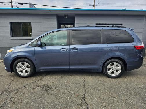 2017 Toyota Sienna LE
