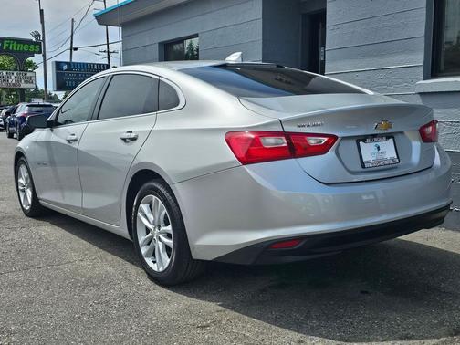 Silver Ice Metallic 2018 Chevrolet Malibu LT
