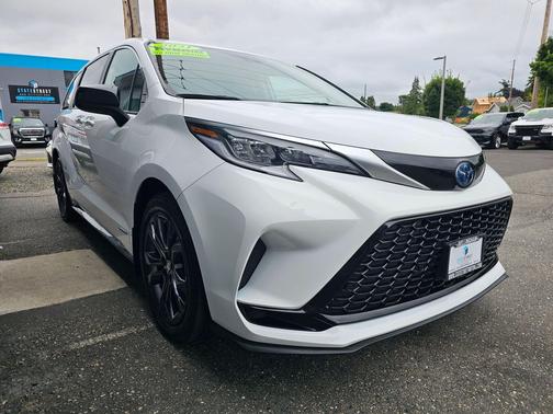 Super White 2021 Toyota Sienna XSE 7 Passenger