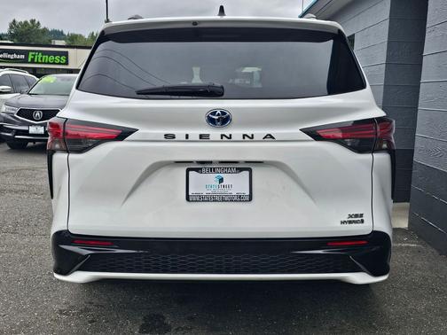 Super White 2021 Toyota Sienna XSE 7 Passenger