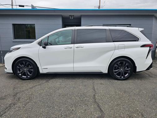 Super White 2021 Toyota Sienna XSE 7 Passenger