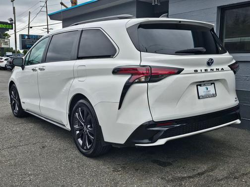 Super White 2021 Toyota Sienna XSE 7 Passenger