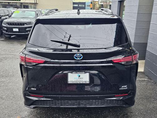 2022 Toyota Sienna XSE 7 Passenger