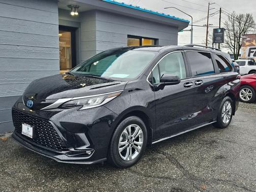 2022 Toyota Sienna XSE 7 Passenger