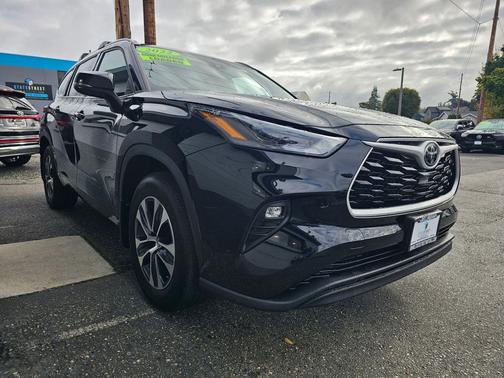 Midnight Black Metallic 2022 Toyota Highlander XLE
