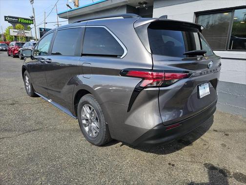 2022 Toyota Sienna XLE 8 Passenger