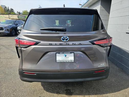 2022 Toyota Sienna XLE 8 Passenger