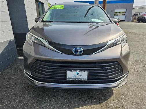 2022 Toyota Sienna XLE 8 Passenger