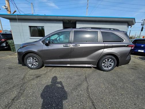 2022 Toyota Sienna XLE 8 Passenger