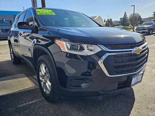 Mosaic Black Metallic 2021 Chevrolet Traverse LS