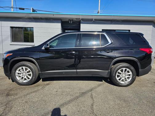 Mosaic Black Metallic 2021 Chevrolet Traverse LS