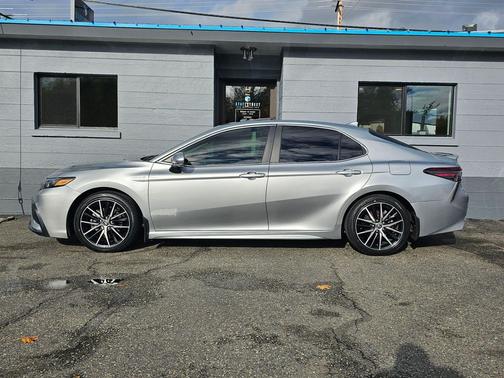 2021 Toyota Camry Hybrid SE