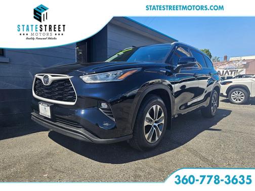 Midnight Black Metallic 2024 Toyota Highlander XLE