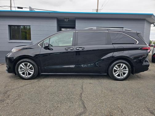 Midnight Black Metallic 2022 Toyota Sienna Limited