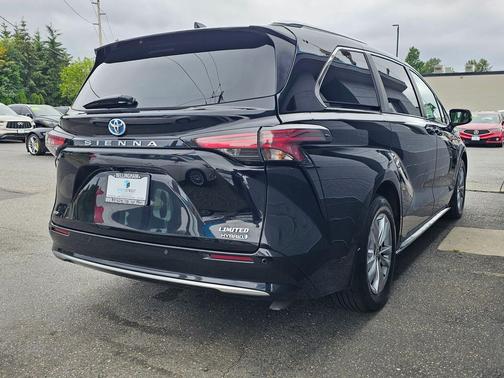 Midnight Black Metallic 2022 Toyota Sienna Limited