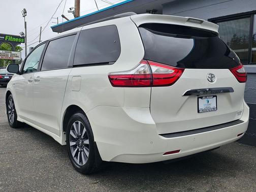 Blizzard Pearl 2019 Toyota Sienna Limited Premium