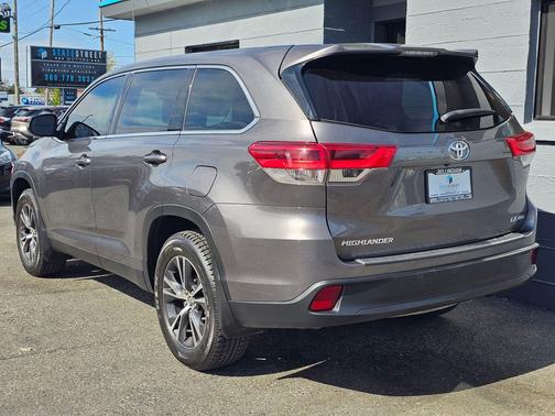 Predawn Gray Mica 2019 Toyota Highlander LE