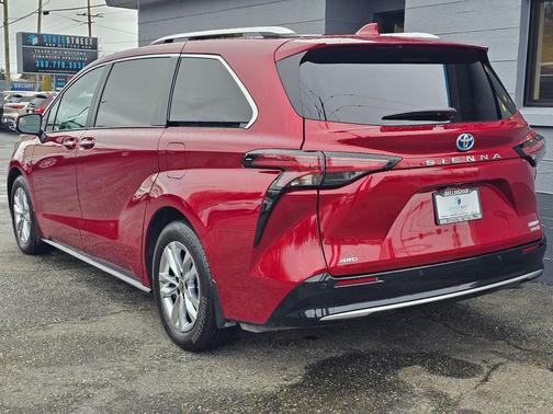 2023 Toyota Sienna LE