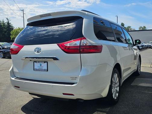 Blizzard Pearl 2017 Toyota Sienna Limited Premium