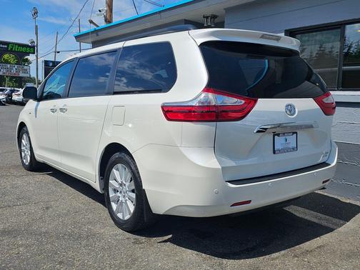 Blizzard Pearl 2017 Toyota Sienna Limited Premium