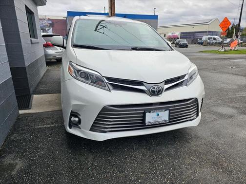 2018 Toyota Sienna XLE