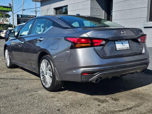 Gun Metallic 2023 Nissan Altima Platinum