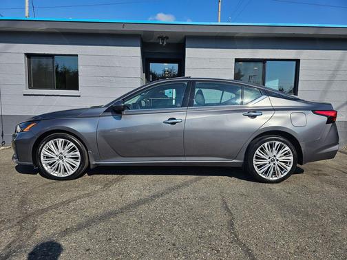 Gun Metallic 2023 Nissan Altima Platinum