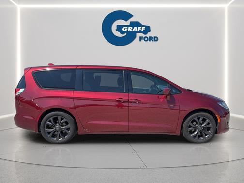 Velvet Red Pearlcoat 2019 Chrysler Pacifica Touring Plus