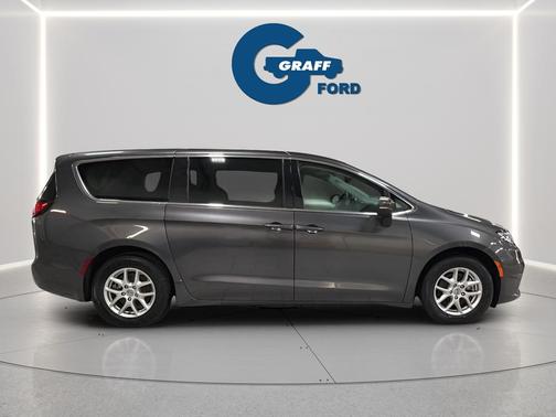 Granite Crystal Metallic Clearcoat 2023 Chrysler Pacifica Touring L
