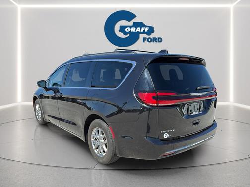 Brilliant Black Crystal Pearlcoat 2021 Chrysler Pacifica Touring