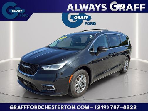 Brilliant Black Crystal Pearlcoat 2021 Chrysler Pacifica Touring