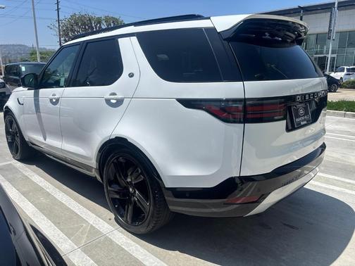 Fuji White 2023 Land Rover Discovery P360 Metropolitan Edition