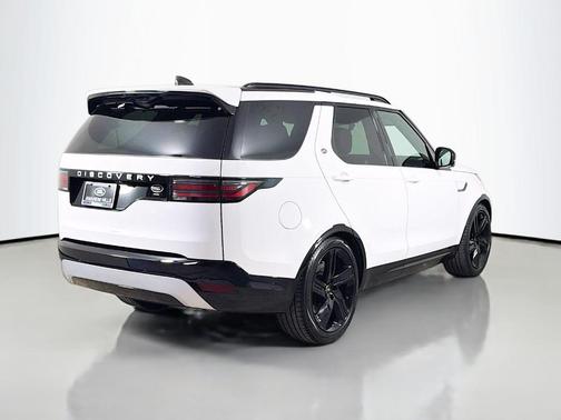 Fuji White 2023 Land Rover Discovery P360 Metropolitan Edition