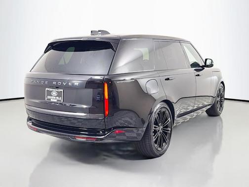 Santorini Black 2026 Land Rover Range Rover P400 SE 7 Seat