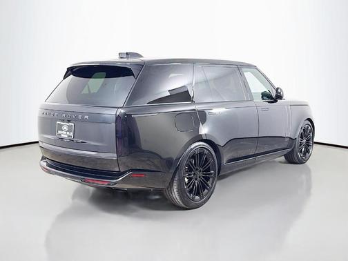 Santorini Black 2026 Land Rover Range Rover P400 SE 7 Seat