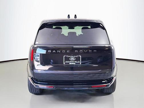 Santorini Black 2026 Land Rover Range Rover P400 SE 7 Seat