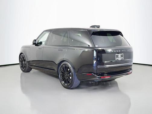 Santorini Black 2026 Land Rover Range Rover P400 SE 7 Seat