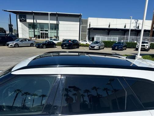 Fuji White 2026 Land Rover Range Rover Velar P400 Dynamic SE
