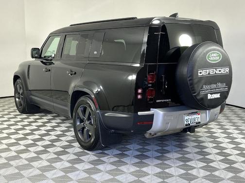 2023 Land Rover Defender SE