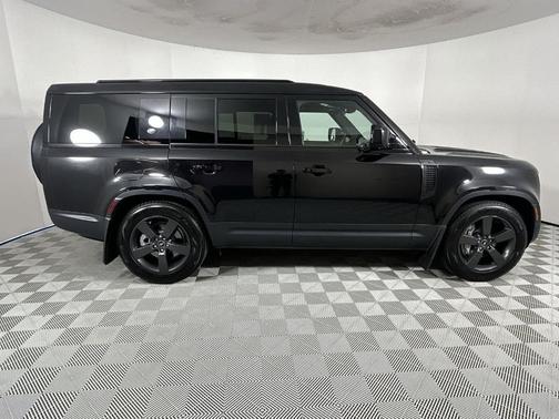 2023 Land Rover Defender SE
