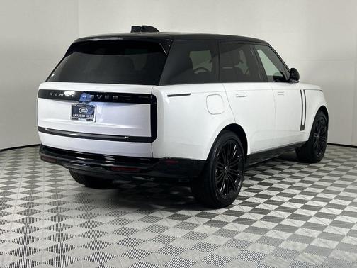 2025 Land Rover Range Rover P400 SE
