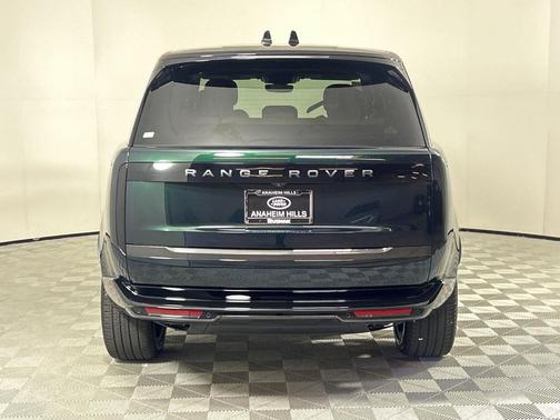 2025 Land Rover Range Rover P550e SE