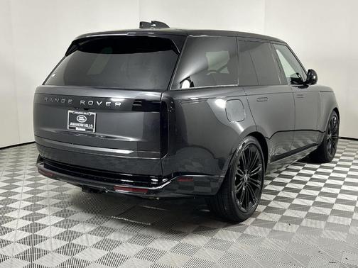 2025 Land Rover Range Rover P530 SE