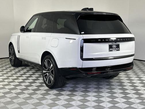 2025 Land Rover Range Rover P550e SE