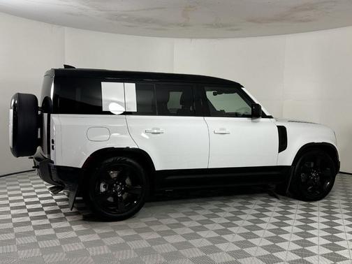 2025 Land Rover Defender P500 X-Dynamic SE