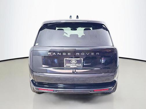 Santorini Black 2026 Land Rover Range Rover P400 SE