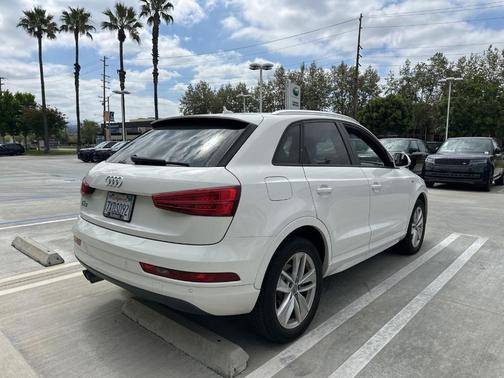 Cortina White 2017 Audi Q3 2.0T Premium