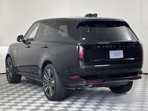 2025 Land Rover Range Rover P550e SE