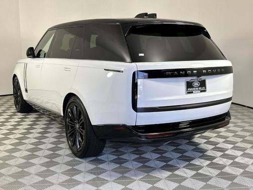 2025 Land Rover Range Rover P400 SE 7 Seat